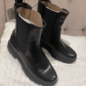 Woman’s brand new boots size 8 with memory foam Bella’s boots